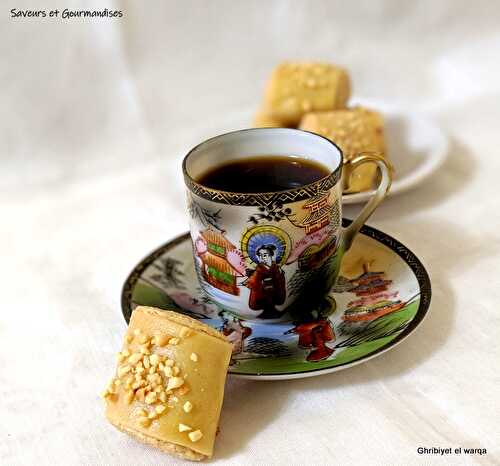 Ghribiyet el warqa, gâteaux aux cacahuètes.