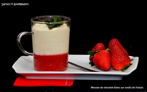 Mousse de Chocolat Blanc aux Perles de Tapioca sur Coulis de Fraises.