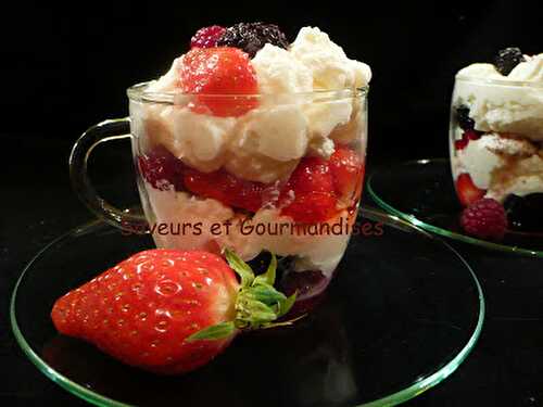 Mousse de mascarpone aux fruits rouges.