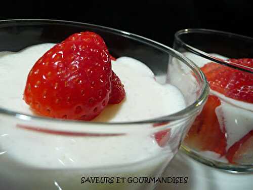 Mousses de yaourt aux fraises.