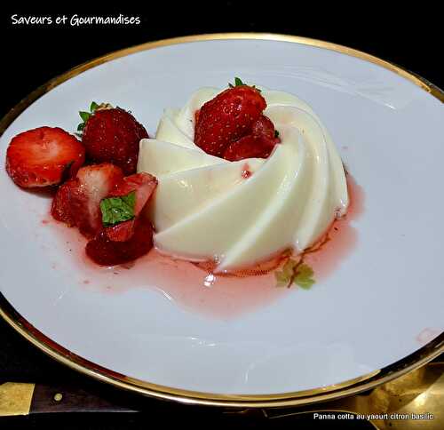    Panna Cotta au yaourt, basilic et fraises concassées. Yoghurt panna cotta with basil and crushed strawberries.