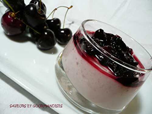 Panna cotta rose aux cerises confites.