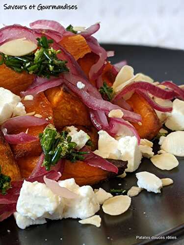 Patates douces rôties aux oignons marinés et chèvre.