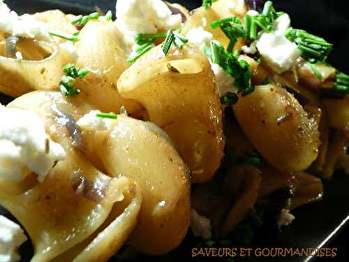 Pâtes aux oignons rouges et feta.