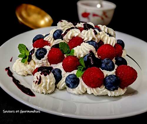 Pavlova aux framboises et myrtilles.