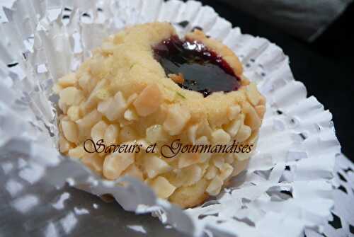 Petits fours aux amandes et confiture.