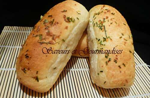 Petits Pains à l’Ail. Garlic Finger Bun.