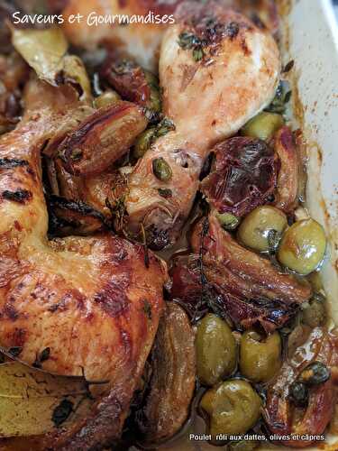 Poulet rôti aux dattes, olives et câpres.