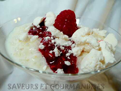 Riz aux lait, framboises et meringues.