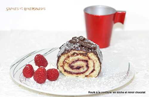 Roulé à la Confiture en Bûche et son Miroir Chocolat.