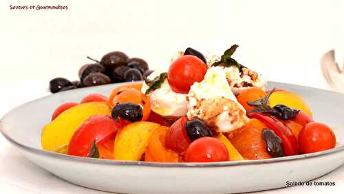 Salade de tomates, burrata et olives.