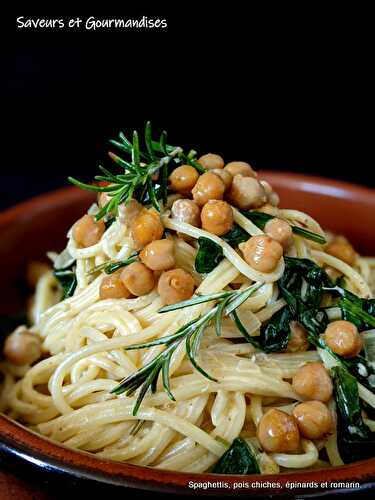  Spaghettis aux pois chiches épicés, épinards et romarin.