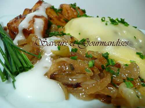 Steaks Hachés au Fromage sur lit d’Oignons et Patates Épicées.