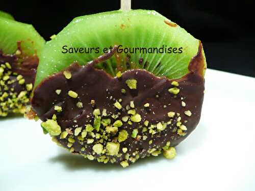 Sucettes de Kiwi au chocolat.