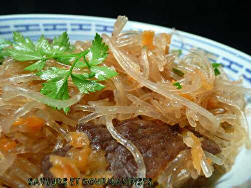 Vermicelles de riz sautés aux saveurs épicées.