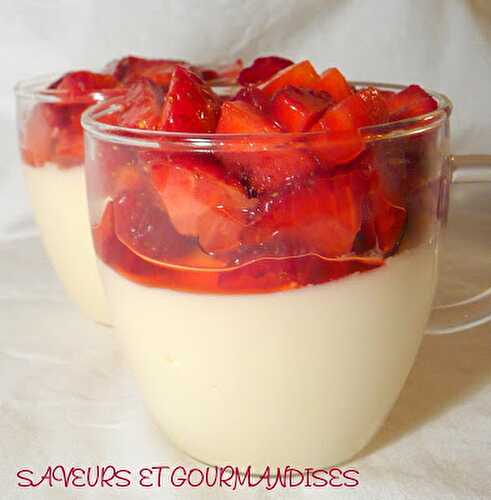 Verrines de mousse au chocolat blanc et fraises.