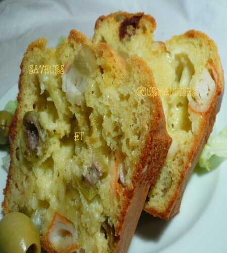 Cake aux olives vertes et au surimi.