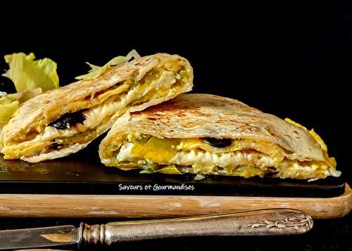 Quesadillas garnie d’omelette tomate fromage et olives noires.