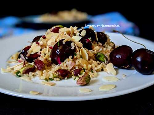 Salade de bourghoul, cerises et fruits secs.