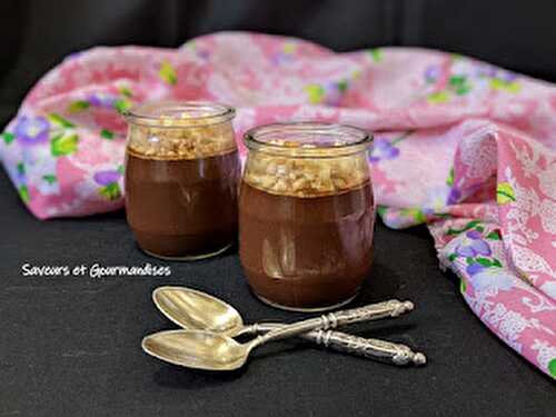 Crème  au chocolat, miettes de sablés.