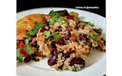 Poêlée de poulet au riz et aux haricots noirs.