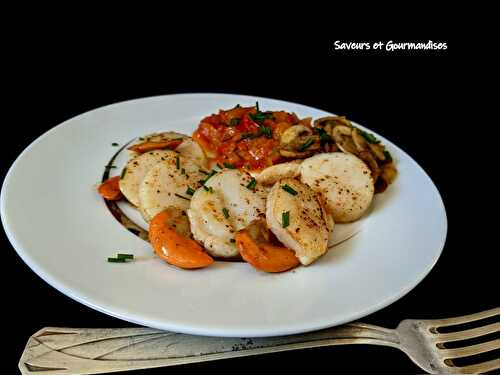 Coquilles St-Jacques sautées, fondue de tomates et champignons.