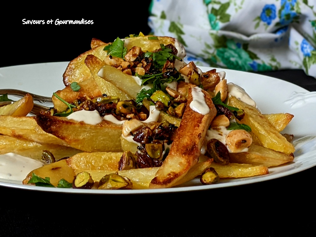 Frites au four avec yogourt tahini et fruits secs fumés-sucrés d'Ottolenghi