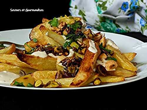 Frites au four avec yogourt tahini et fruits secs fumés-sucrés d'Ottolenghi