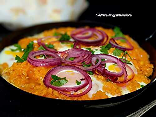 Shakshuka de patate douce avec beurre de sriracha et oignons marinés.  Sweet potato shakshuka with sriracha butter and pickled onions