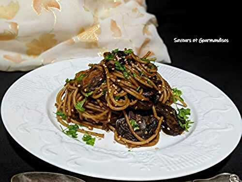 Spaghettis aux champignons épicés et au sésame.