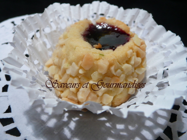 Petits fours aux amandes et confiture.