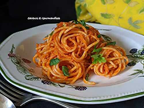 Spaghettis à la crème de poivrons rouges.