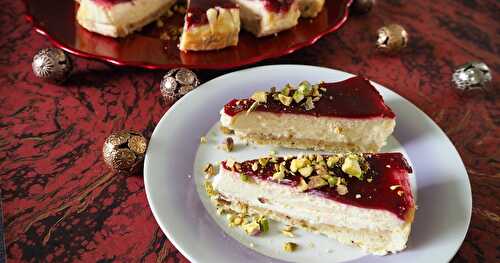 CHEESECAKE À LA GELÉE DE FRAMBOISES ET AUX PISTACHES