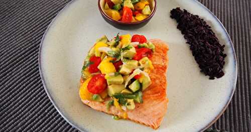 FILET DE SAUMON, SAUCE À LA MANGUE, AVOCAT ET CITRON VERT