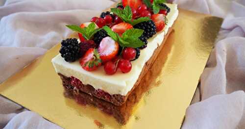 GÂTEAU À LA MOUSSE AU CHOCOLAT ET AUX FRUITS ROUGES