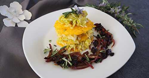 MILLEFEUILLE DE POLENTA AU CHOU VERT ACCOMPAGNÉ D’UN CONFIT D’OIGNONS AUX RAISINS SECS