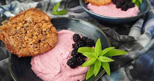 MOUSSE À LA MÛRE ET CROQUANTS AUX NOISETTES