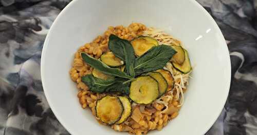 ORGE PERLÉ FAÇON RISOTTO AU COMTÉ, COURGETTE ET À LA SAUGE