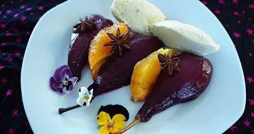  POIRES POCHÉES AU VIN D’AUVERGNE, ACCOMPAGNÉES D’UNE GLACE À LA FOURME ET D’UNE GELÉE AUX ÉPICES