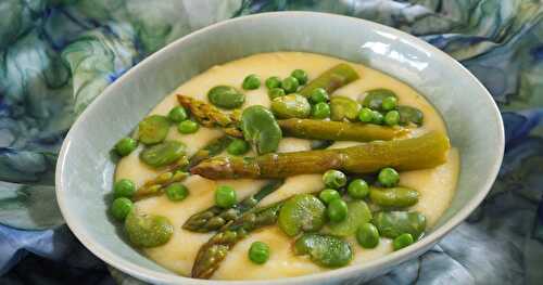 POLENTA AUX ASPERGES, PETITS POIS ET FÈVES