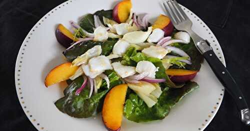 SALADE CROQUANTE AU FENOUIL, CALAMAR ET PÊCHES JAUNES