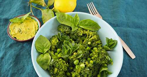 SALADE DE BROCOLIS ET PETITS POIS ACCOMPAGNÉE D’UN GUACAMOLE