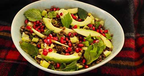 SALADE DE LENTILLES, GRENADE, AVOCAT, CORIANDRE ET MENTHE