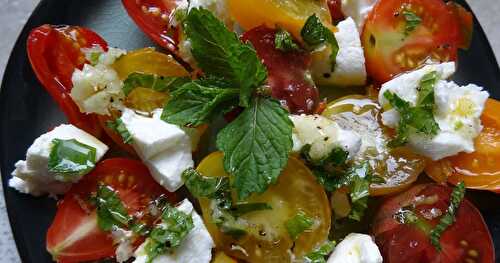 SALADE MULTICOLORE DE TOMATES À LA MENTHE