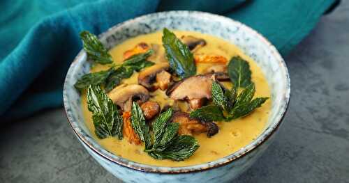 SOUPE VEGAN DE CHAMPIGNONS ET LENTILLES CORAIL À LA MENTHE CROUSTILLANTE