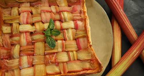 TARTE QUADRILLÉE À LA RHUBARBE ET FRANGIPANE