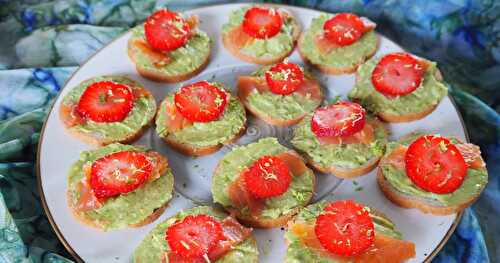 TARTINES AUX FRAISES, SAUMON ET AVOCAT