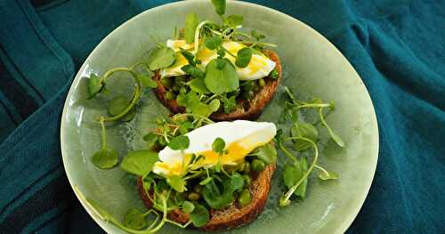 TOASTS DE PETITS POIS, CRESSON ET ŒUFS POCHÉS