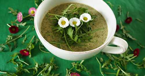 VELOUTÉ DE ROQUETTE AU LAIT D’AVOINE ET AUX PÂQUERETTES 