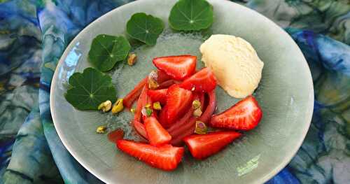 FRAISES ET RUBANS DE BLETTES ACCOMPAGNÉS D’UNE GLACE À LA VANILLE 